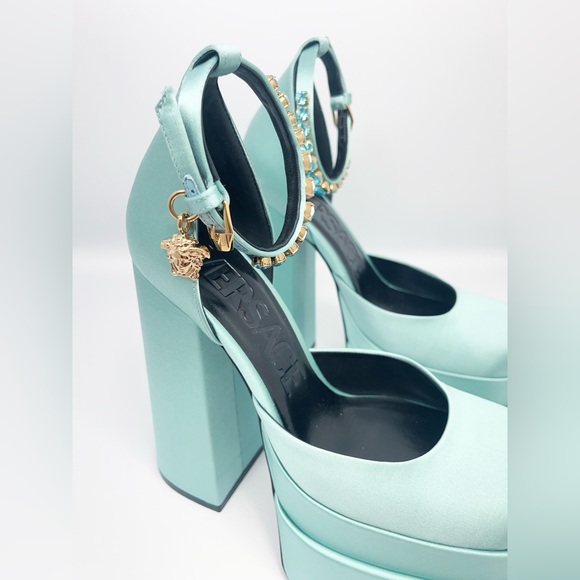 VERSACE
Medusa Aevitas satin platform pumps - Picture 11 of 12